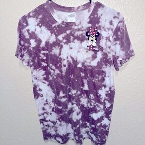 TYE DYE PURPLE AND WHITE MINNIE MOUSE TOP W FRONT POCKET! SIZE M. GOOD QUALITY!